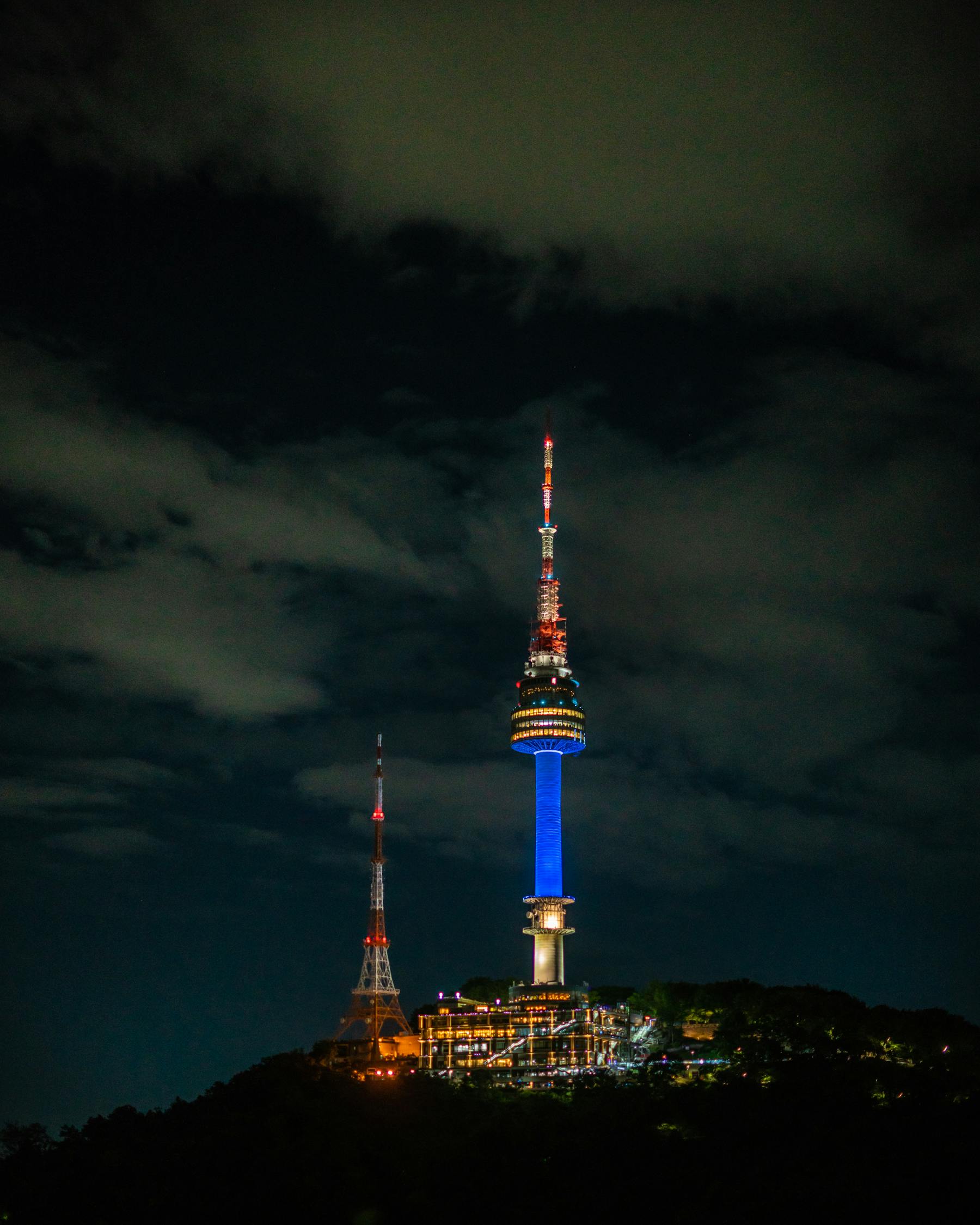 南山貫穿尾燈，城市之光與自然交融的璀璨之夜